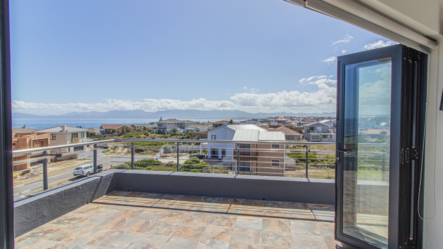 4 Bedroom Property for Sale in Perlemoenbaai Western Cape